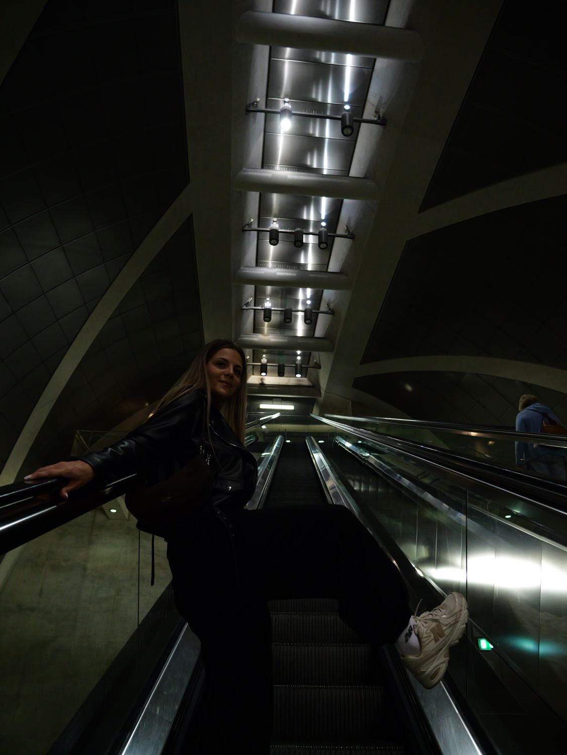 Jovana auf einer Rolltreppe im Untergrund