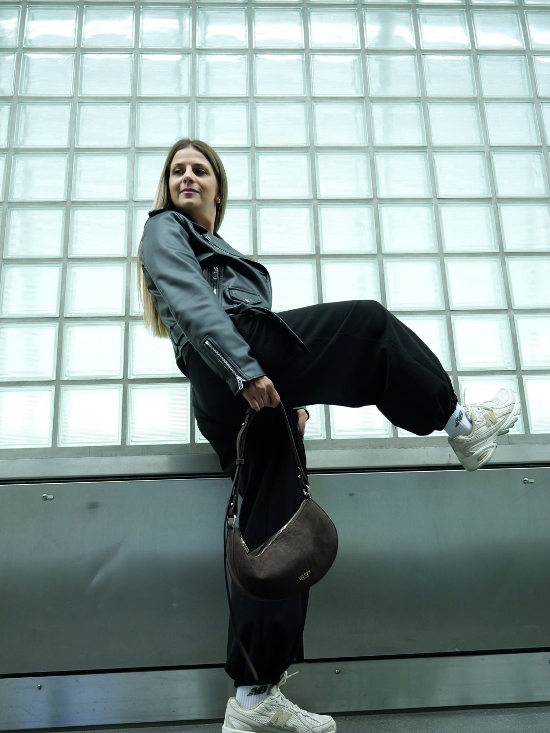 Pose vor Glasbausteinen