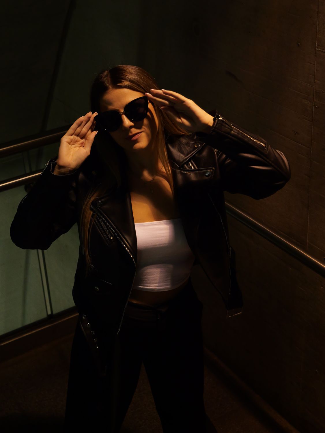 Portrait mit Sonnenbrille und Lederjacke