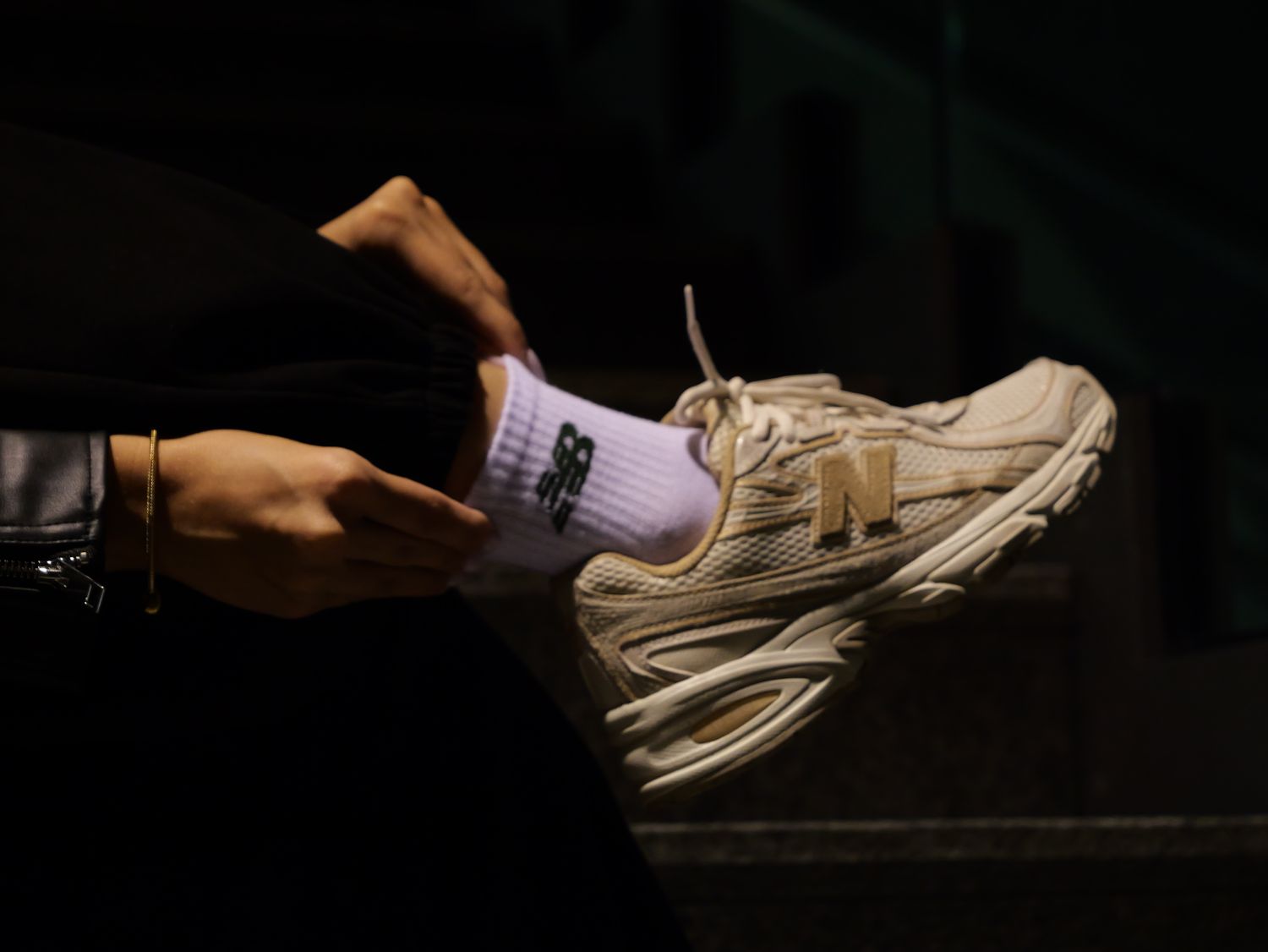 Hand an der Socke, Sneaker von der Seite