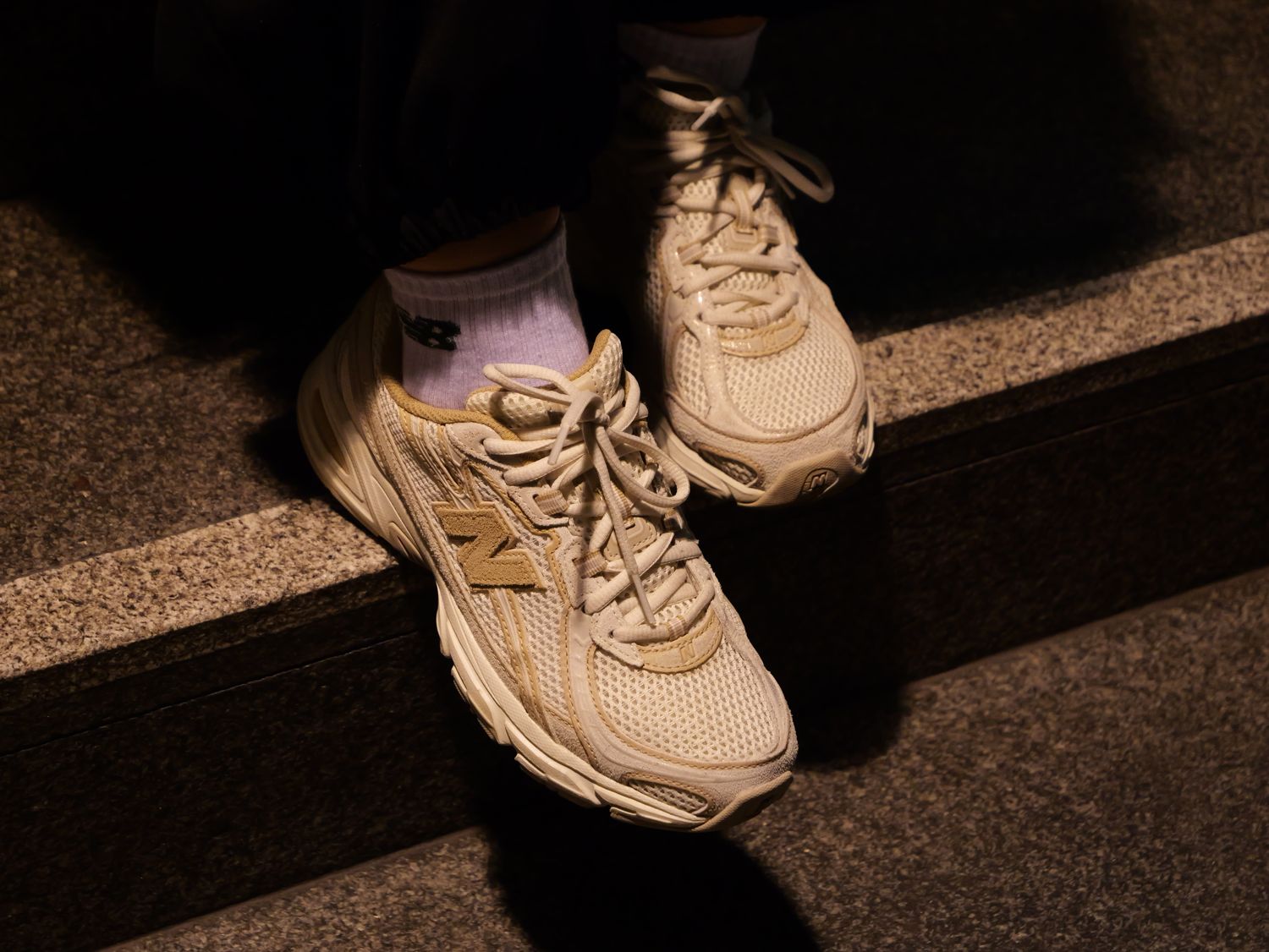 Beide Sneaker auf der Stufe